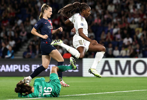 Lyon's French forward #11 Kadidiatou Diani (R) jumps next to Paris Saint-Germain's French goalkeeper #16 Constance Picaud during the D1 football match between Paris Saint-Germain (PSG) and Lyon (OL) at the Parc des Princes stadium in Paris on October 1, 2023. (Photo by FRANCK FIFE / AFP)