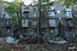 Un immeuble touché par un tir de missile russe à Dnipro, en Ukraine, le 19 avril 2024. 