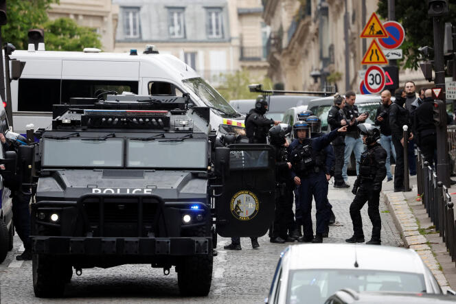 La police et des membres des forces spéciales de la brigade de recherche et d’intervention (BRI) sécurisent la zone près du consulat d’Iran, à Paris, le 19 avril 2024. 