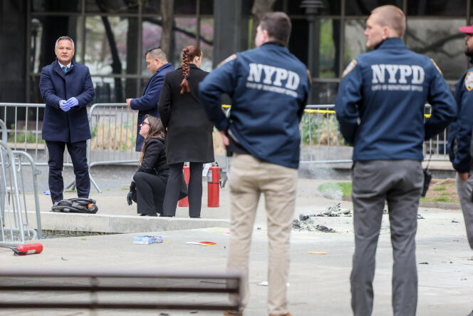 Des secouristes sur les lieux où un homme s’est aspergé de matières inflammables avant de s’embraser, devant un tribunal de New York, le 19 avril 2024.