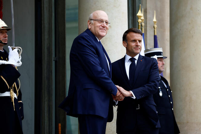 Le président français, Emmanuel Macron, accueille le premier ministre intérimaire du Liban, Najib Mikati, à son arrivée pour une réunion au Palais de l’Elysée, à Paris, le 19 avril 2024. 