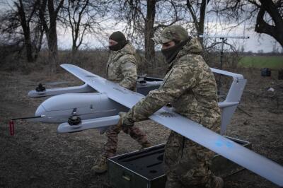 Des soldats ukrainiens avec un drone, dans la région ukrainienne de Donetsk, le 26 mars 2024. 