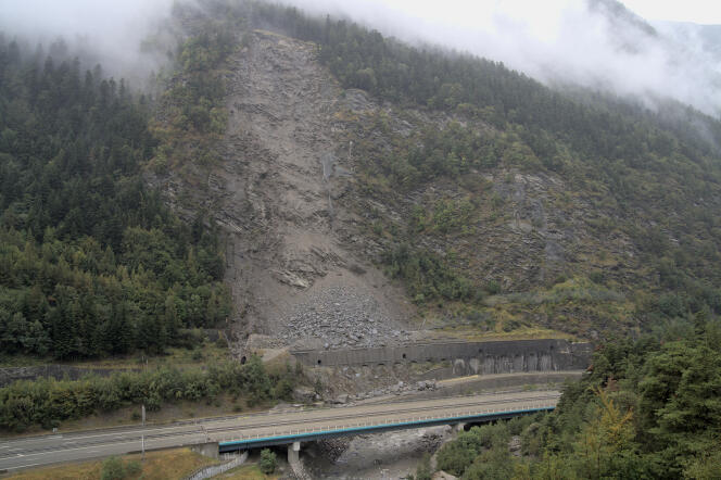 Après un éboulement dans la vallée de la Maurienne, qui a coupé la route et la voie de chemin de fer, le 28 août 2023 près de la commune de Saint-André. 