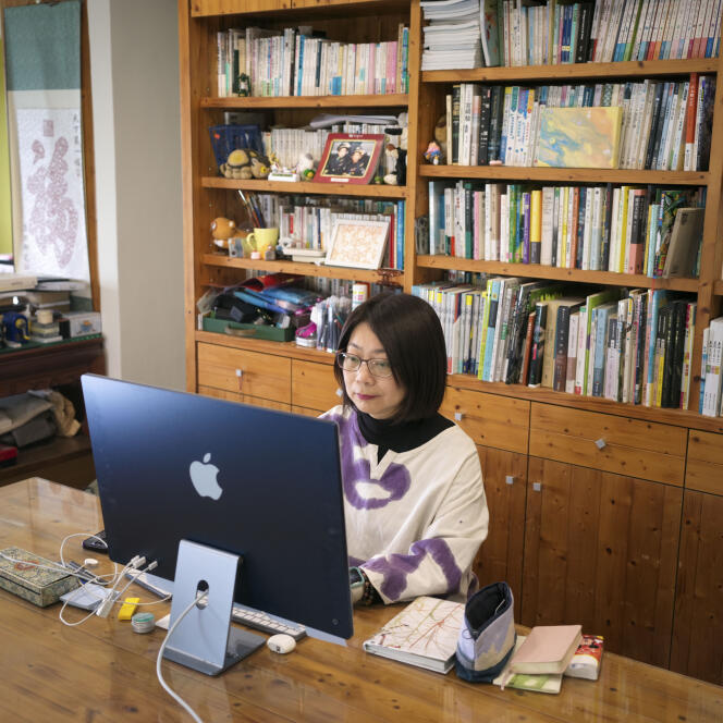 Yu Pei-yun chez elle, dans son bureau, à Taitung (Taïwan), le 20 mars 2024.