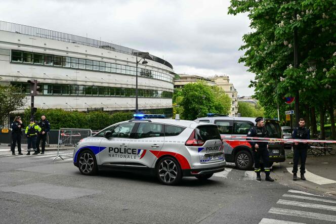 Des officiers de police installant un périmètre de sécurité près du consulat d’Iran à Paris, dans le 16e arrondissement, le vendredi 19 avril. 