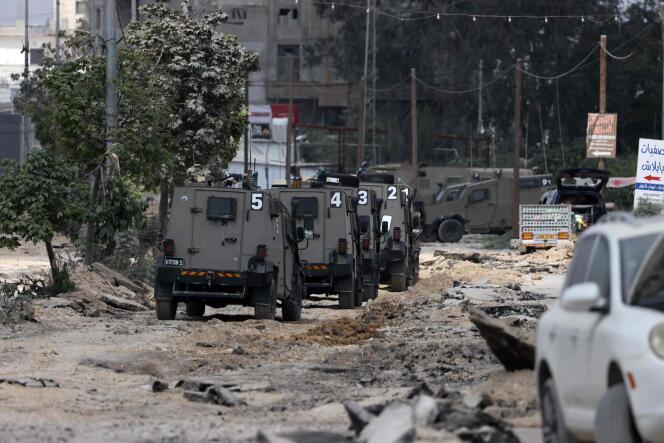 Des véhicules de l’armée israélienne dans une rue dévastée du camp de déplacés palestiniens de Nour Shams, en Cisjordanie, le 19 avril 2024. 