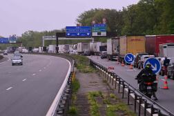 La portion de l’A13 reliant l’A86 à Vaucresson et la porte de Saint-Cloud à l’ouest de Paris a été fermée, vendredi 19 avril. 
