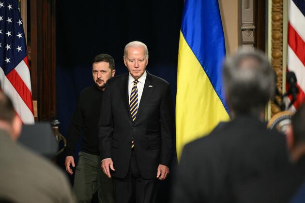 Le président ukrainien Volodymyr Zelensky derrière son homologue américain Joe Biden, à Washington, le 12 décembre 2023.
