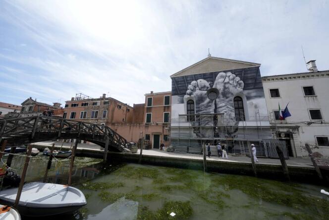 L’installation « Les pieds, avec le cœur, portent la fatigue et le poids de la vie » de l’artiste italien Maurizio Catalan, exposée sur la façade de l’église à côté de la prison pour femmes de l’île de la Giudecca lors de la 60e Biennale des arts à Venise, Italie, mercredi 17 avril 2024. 