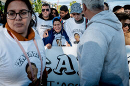 Romans-sur-Isère le 19 avril 2024.
Marche blanche en hommage à Zakaria Tabti, 15 ans, tué le 9 avril d’un coup de couteau dans le quartier de La Monnaie alors qu'il s'était interposé dans une altercation. Au centre, son père Driss, sa belle-mère Nora et son frère Yanis.