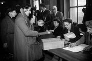 Des femmes votent pour la première fois en France, lors des élections municipales, à Paris, le 29 avril 1945.