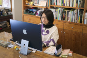 Yu Pei-yun chez elle, dans son bureau, à Taitung (Taïwan), le 20 mars 2024.