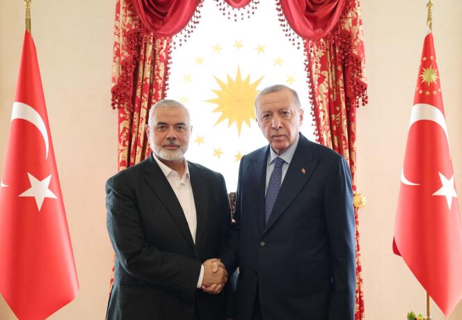 Le chef de file du Hamas, Ismaïl Haniyeh (à gauche), et le président turc, Recep Tayyip Erdogan, au palais stambouliote de Dolmabahce, samedi 20 avril 2024. 