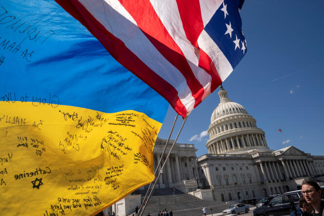 Des drapeaux ukrainien et américain devant le Capitole, à Washington, le 20 avril 2024.