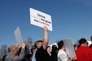 Des Américains protestent contre une interdiction du réseau social chinois TikTok, à Washington, le 12 mars 2024.