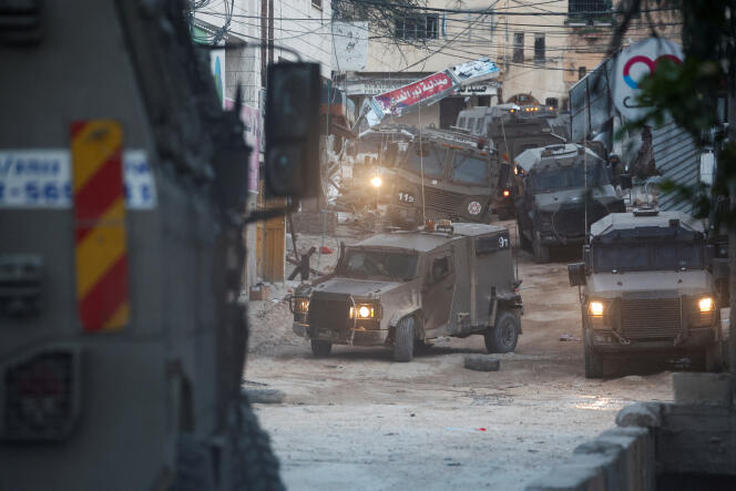 Des soldats israéliens lors d’un raid mené dans le camp de Nour Shams, en Cisjordanie, le 20 avril 2024.