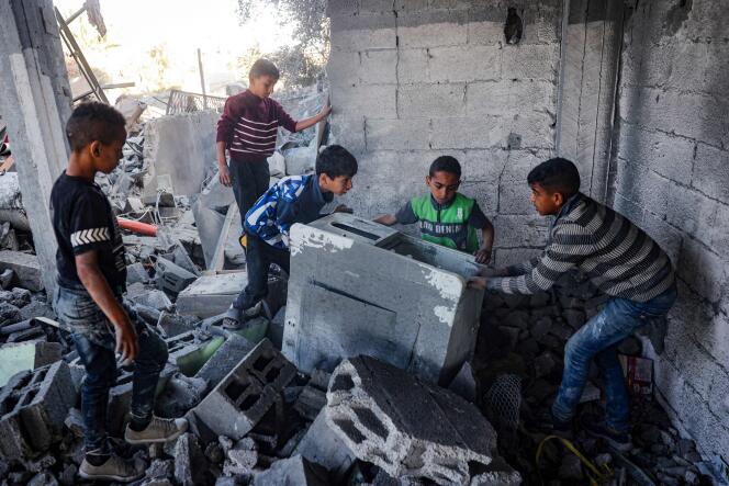 De jeunes Palestiniens dans les décombres d’une habitation dévastée par un bombardement israélien à Rafah, dans le sud de la bande de Gaza, le 20 avril 2024. 