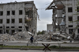 Devant un bâtiment détruit par une frappe aérienne russe dans la ville d’Orikhiv, en Ukraine, le 18 avril 2024.