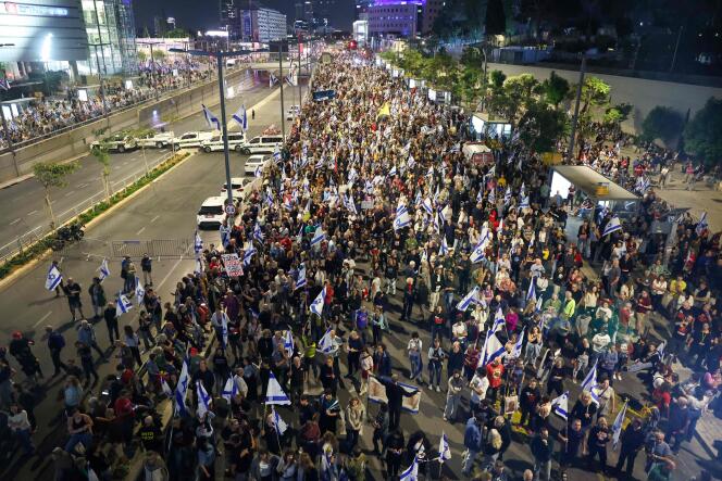 Manifestation pour la libération des otages détenus par le Hamas et la démission du Premier ministre israélien Benjamin Netanyahu, à Tel Aviv (Israël), le 20 avril 2024. 