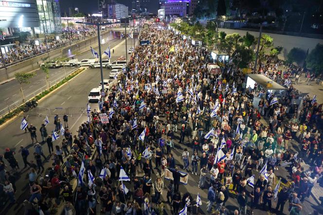 Manifestation pour la libération des otages retenus par le Hamas et la démission du premier ministre israélien, Benyamin Netanyahou, à Tel-Aviv (Israël), le 20 avril 2024.