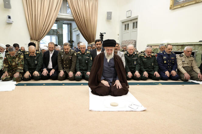L'ayatollah Ali Khamenei, guide suprême de la République islamique, prie avec des officiers à Téhéran, le 21 avril 2024. 