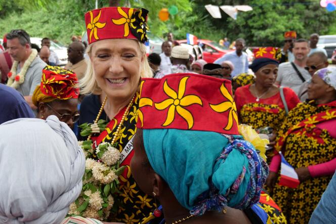 Marine Le Pen en salouva, tenue traditionnelle de Mayotte, lors de sa visite sur l’île le 21 avril 2024.
