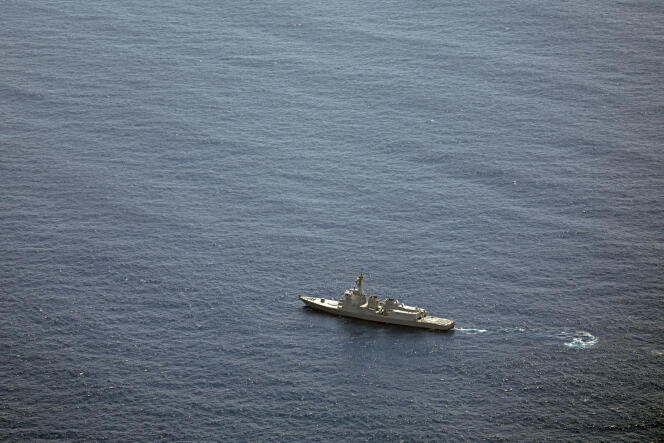 Un navire des Forces maritimes d'autodéfense japonaises mène une opération de recherche et de sauvetage sur le site où deux hélicoptères de la branche navale des Forces d'autodéfense japonaises se sont écrasés en mer le 21 avril 2024.