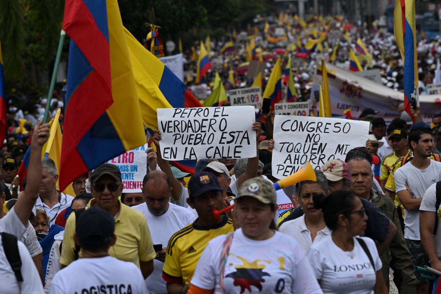 Colombia: Hundreds of thousands protest President Gustavo Petro