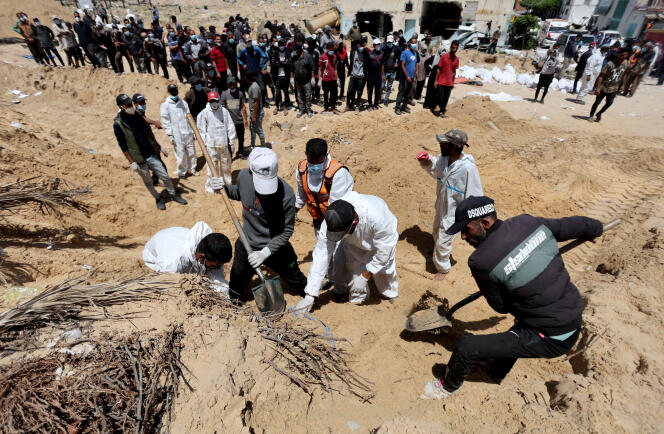 Des secouristes palestiniens procèdent à l’exhumation de corps qui auraient été découverts dans l’enceinte de l’hôpital Nasser, à Khan Younès, dans le sud de la bande de Gaza, le 21 avril 2024.