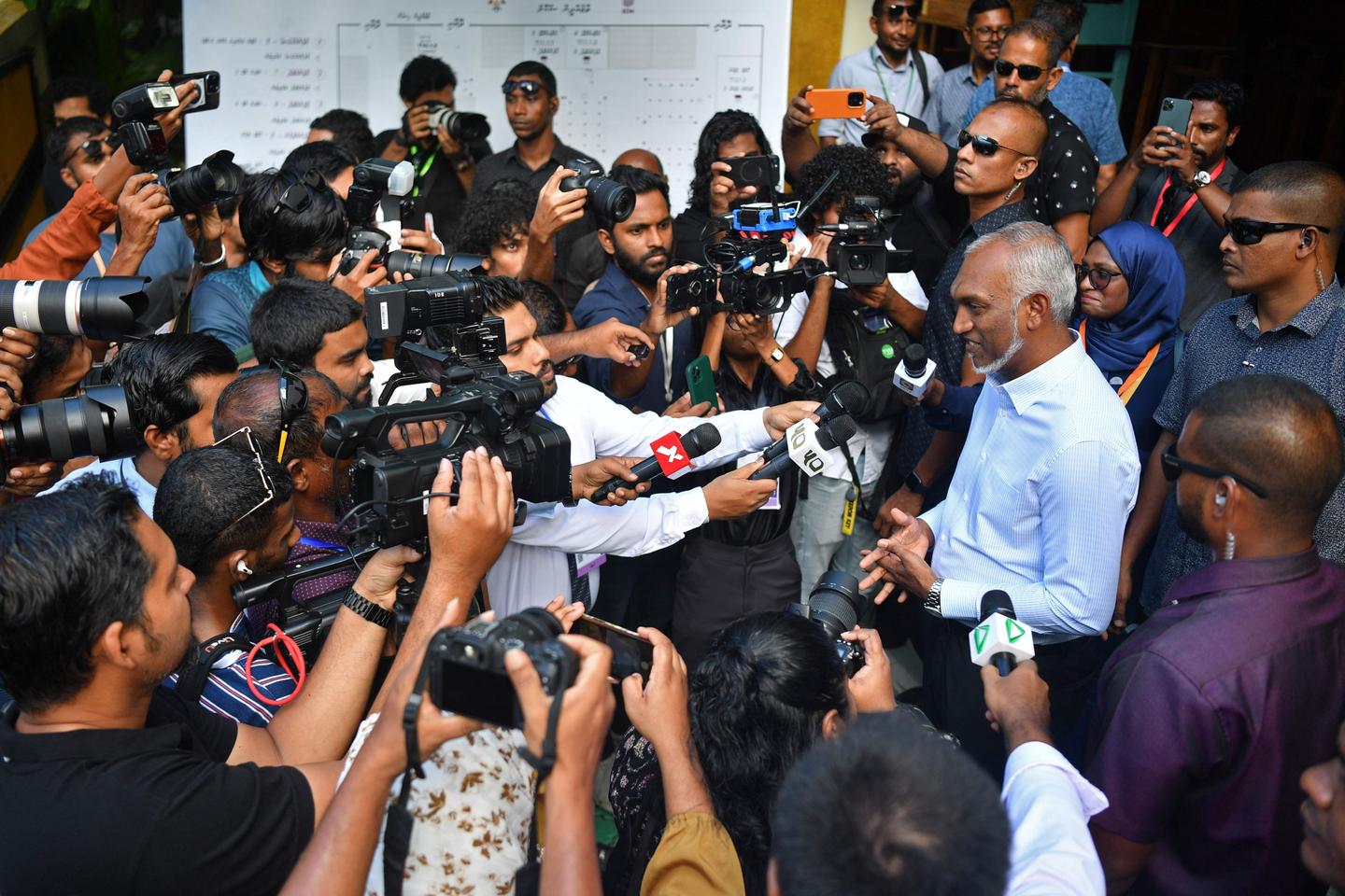 Maldives: Pro-China president's party wins big in parliamentary election