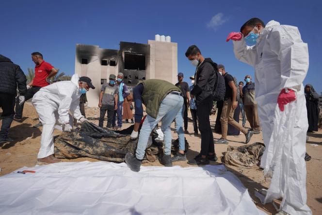 Des secouristes palestiniens procèdent à l’exhumation de corps qui auraient été découverts dans l’enceinte de l’hôpital Nasser, à Khan Younès, dans le sud de la bande de Gaza, le 21 avril 2024.