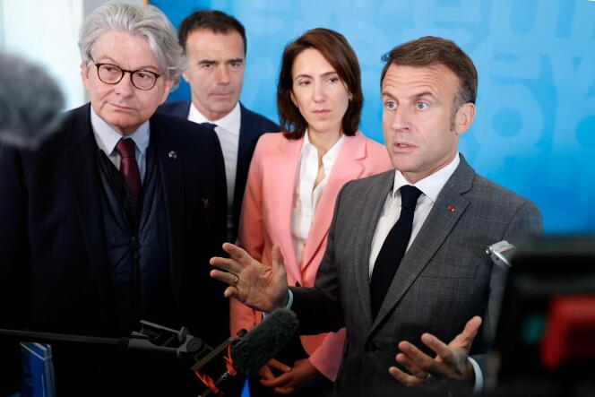 Le commissaire européen au marché intérieur Thierry Breton, la présidente du groupe Renew et candidate aux élections européennes, Valérie Hayer, et Emmanuel Macron, avant une réunion du groupe précédant la conférence européenne sur la défense et la sécurité au siège de l’UE, à Bruxelles, le 17 avril 2024. 