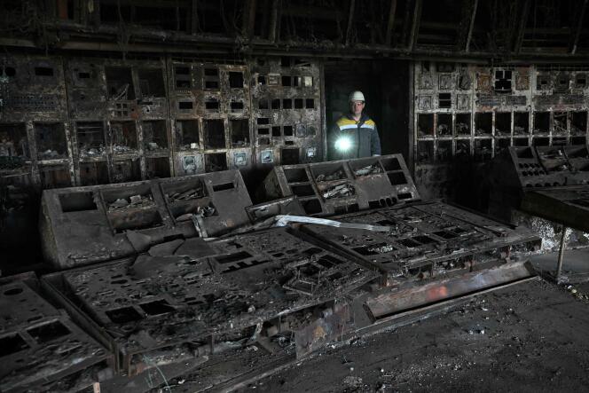 Une salle de contrôle incendiée dans une centrale électrique détruite après un attentat, en Ukraine, le 19 avril 2024.