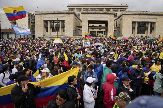 Plusieurs milliers de personnes ont manifesté contre le gouvernement de Gustavo Petro, à Bogota, en Colombie, le 21 avril 2024.