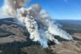 De la fumée s’élève du feu de forêt de Burgess Creek, en Colombie-Britannique, au Canada ; photo prise d’avion diffusée le 20 avril 2024.