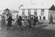Des enfants dans le camp de Jargeau (Loiret), dans les années 40.