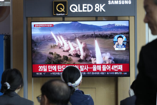 Une chaîne de télévision sud-coréenne diffuse une image d'un lancement de missile nord-coréen, lundi 22 avril 2024. 