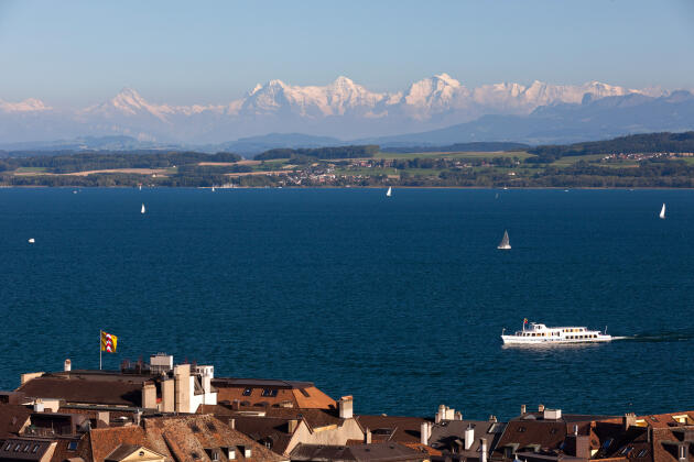 Depuis la vieille ville de Neuchâtel, vue sur le lac et les massifs alpins.