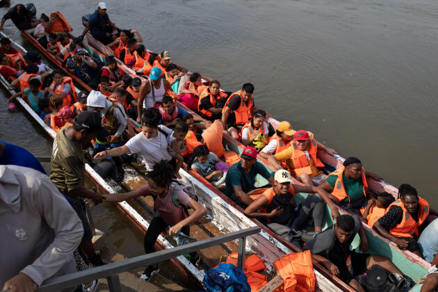 Après avoir traversé à pied la jungle du Darien, des migrants sont conduits en pirogue jusqu’à Bajo Chiquito (Panama), le 20 mars 2024. 