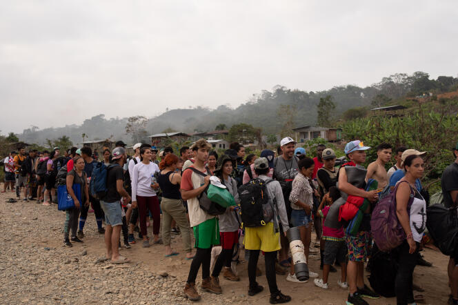 Des personnes attendent d’embarquer dans un bateau à destination de Lajas Blancas. A Bajo Chiquito (Panama), le 23 mars 2024. 