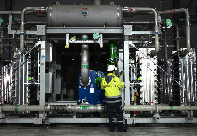 Devant un électrolyseur appelé « Trailblazer », qui devrait produire 2 900 tonnes d’hydrogène par an,  à Oberhausen ( Rhénanie-du-Nord-Westphalie), dans l’ouest de l’Allemagne, le 2 mai 2023. 