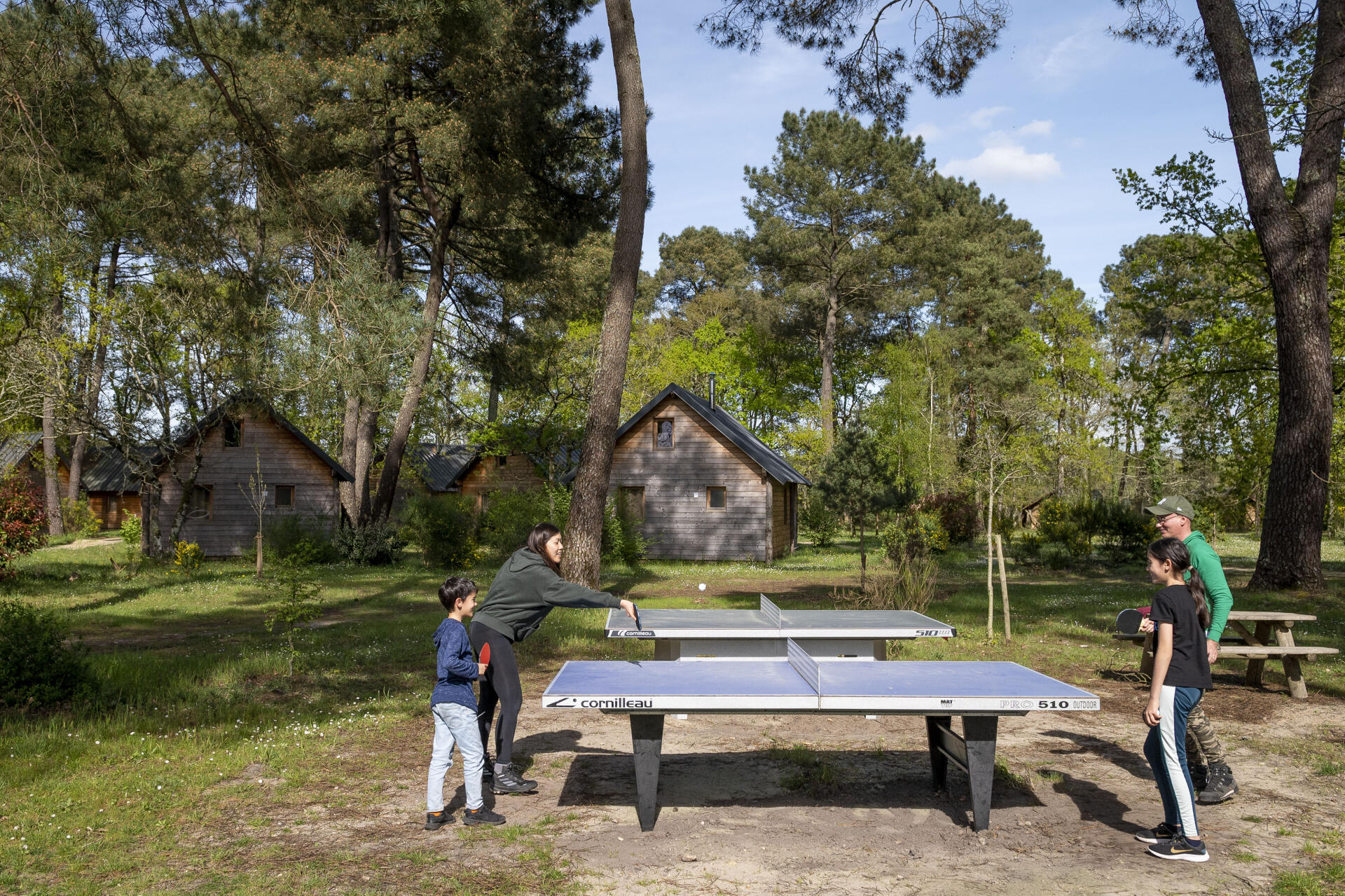 Une famille récemment arrivée profite d’une activité gratuite, au village Huttopia du lac de Rillé (Indre-et-Loire), le 11 avril 2024. 