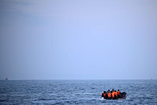 Des migrants à bord d’un Zodiac, dans la Manche, en direction de Douvres, dans le sud de l’Angleterre, le 5 avril 2024. 
