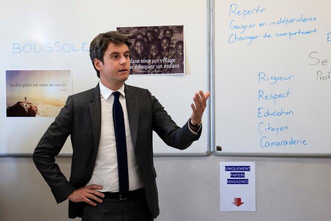 Gabriel Attal rencontre des élèves lors d’une visite au lycée du Parc impérial pour lancer une expérience d’« internat éducatif » pour les élèves en difficulté, à Nice, le 22 avril 2024.