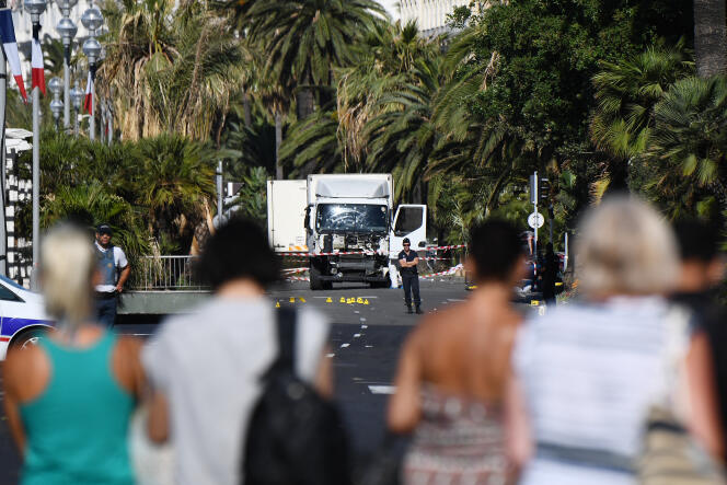 Sur le front de mer de la promenade des Anglais, quelques heures après qu’un camion a foncé dans la foule qui regardait un feu d’artifice, à Nice, le 15 juillet 2016.