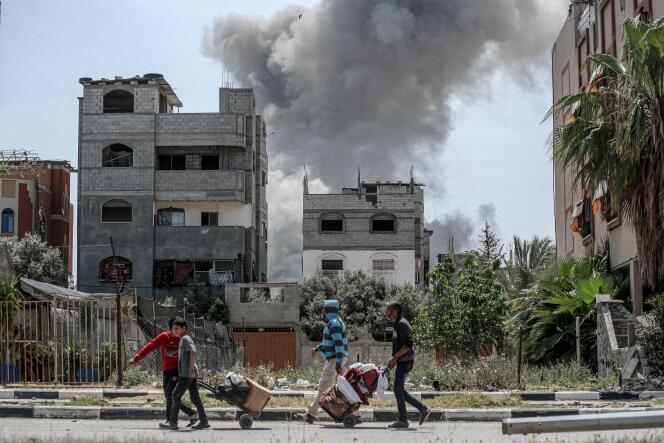 De la fumée s'élève après une frappe israélienne dans le camp d'Al-Boureij, dans la bande de Gaza, le 22 avril 2024.