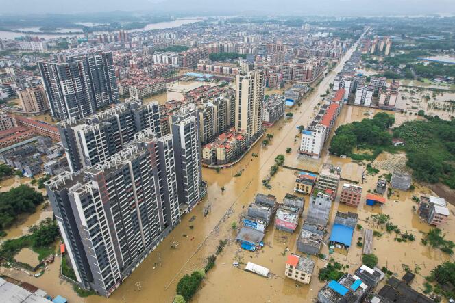 Cette photo aérienne prise le 22 avril 2024 montre une vue générale des bâtiments et des rues inondés à la suite de fortes pluies dans la ville de Qingyuan, dans la province du Guangdong, dans le sud-est de la Chine. 