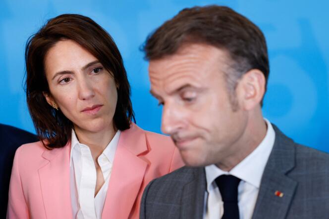 La présidente du groupe Renew Europe et tête de liste 
 de la majorité présidentielle aux européennes, Valérie Hayer, en compagnie d’Emmanuel Macron, à Bruxelles, le 17 avril 2024.