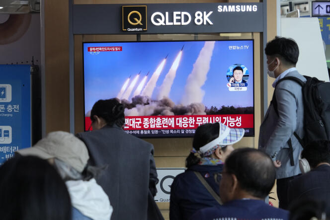 Wiadomości telewizyjne pokazujące wystrzelenie rakiety przez Koreę Północną na stację w Seulu, Korea Południowa, 22 kwietnia 2024 r.