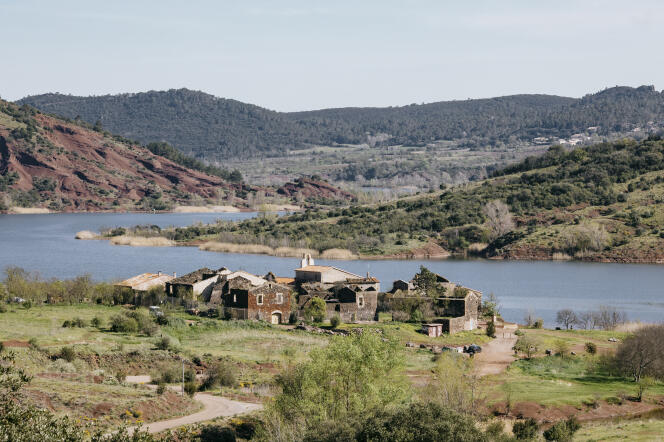 Le village de Celles (Hérault), en cours de reconstruction, sur les rives du lac du Salagou, le 22 mars 2024.